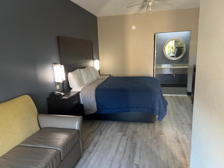 Deluxe Inn & Suites Gallery - Bedroom