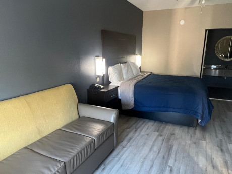 Deluxe Inn & Suites Gallery - Bedroom