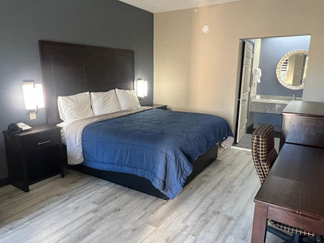 Deluxe Inn & Suites Gallery - Bedroom