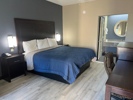 Deluxe Inn & Suites Gallery - Bedroom