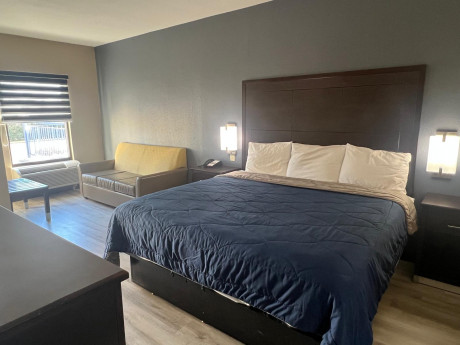 Deluxe Inn & Suites Gallery - Bedroom