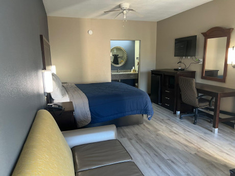 Deluxe Inn & Suites Gallery - Bedroom