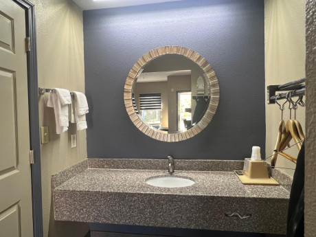 Deluxe Inn & Suites Gallery - Bathroom