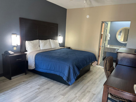 Deluxe Inn & Suites Gallery - Bedroom