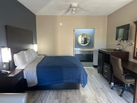 Deluxe Inn & Suites Gallery - Bedroom