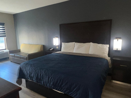 Deluxe Inn & Suites Gallery - Bedroom