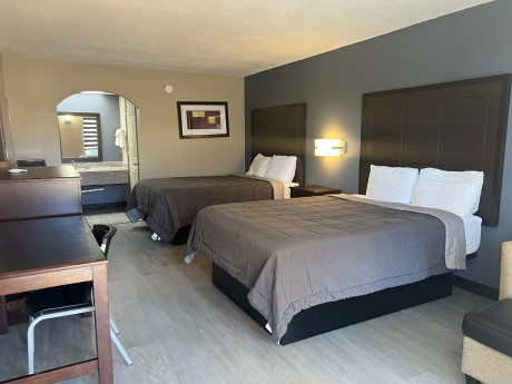 Deluxe Inn & Suites Gallery - Bedroom