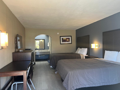 Deluxe Inn & Suites Gallery - Bedroom