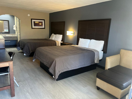 Deluxe Inn & Suites Gallery - Bedroom