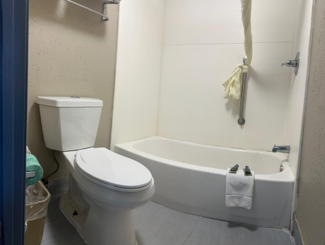 Deluxe Inn & Suites Gallery - Bathroom